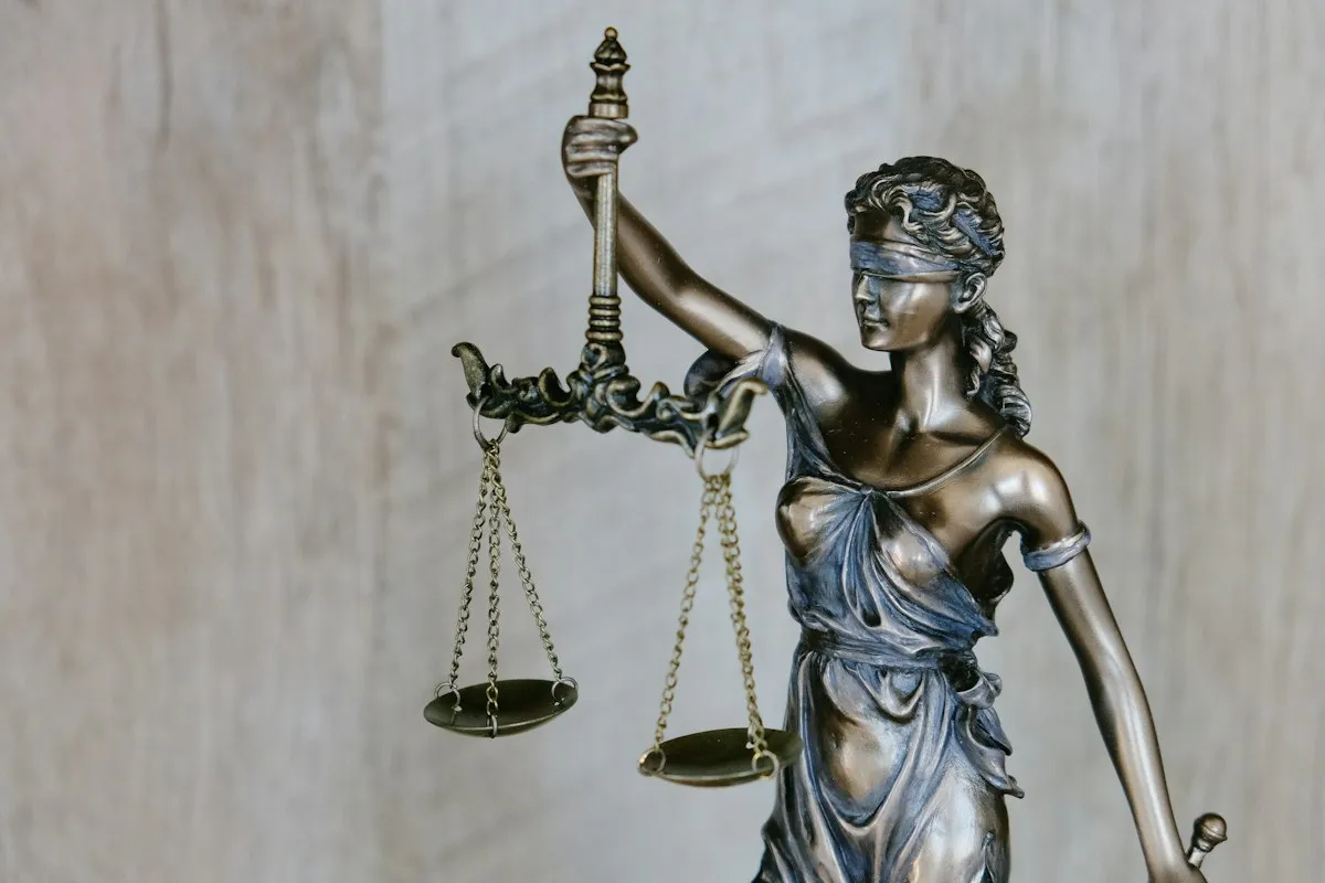 Statuette de la Justice tenant une balance