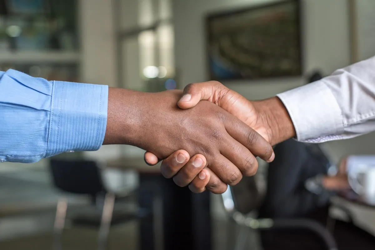 Poignée de main entre un conseil et son client